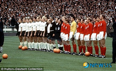 【서울=뉴시스】영국은 독일을 가장 싫어하는 나라 가운데 하나로 유명하며 실제로 영국과 독일은 1, 2차 세계대전에 이어 전후에도 축구 월드컵대회 등에서 강력한 라이벌 관계를 형성해 왔다. 하지만 현재 영국인들의 피 가운데 약 절반은 독일계 혈통이 흐르고 있다는 연구 결과가 발표됐다. 사진은 지난 1966년 런던에서 열린 월드컵 결승전이 시작되기 전 양국 축구대표팀 선수들이 기념사진을 찌고 있는 모습. (사진 출처 : 英 데일리 메일 웹사이트)