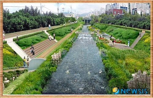 【부산=뉴시스】부산시는 악취를 풍기는 공해하천인 사상구 학장천을 오는 2015년까지 시민을 위한 생태공간으로 복원하기 위해 오는 23일 오후3시 사상구 주례동 주학교 앞 하천부지에서 학장천 수위를 유지토록 할 용수 통수식 및 ‘학장천 고향의 강 조성사업’ 착공식을 개최할 계획이라고 밝혔다. (사진=부산시 제공)&nbsp; photo@newsis.com