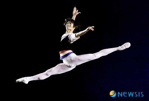 【서울=뉴시스】김지은 기자 = 발레리노 김기민(19·한국예술종합학교 무용원4)이 고전 발레의 정수인 러시아 마린스키 발레단에 입단한다. 최근 러시아 상트페테르부르크에서 오디션을 치른 김기민은 21일(현지시간) 입단을 확정했다. 오는 9월 합류할 예정이며 등급은 이후 결정된다. 지난해 11월 '지젤'을 들고 내한한 마린스키발레단은 당시 한예종에서 발레를 가르치는 마린스키의 주역무용수 출신 블라디미르 바료자의 추천으로 김기민을 만났다. 1783년 설립된 마린스키는 러시아를 고전 발레의 본토로 만든 세계 최정상급 발레단이다. 상트페테르부르크에서 '백조의 호수'(1895), '호두까기 인형'(1892) 등을 초연했다. 아시아인 무용수가 입단한 것은 지난해 은퇴한 한국인 발레리나 유지연(35)이 처음이며, 남자 무용수로는 김기민이 최초다. '발레 신동'으로 불린 김기민은 중학교를 졸업한 뒤 영재로 한예종에 입학했다. 2009년 모스크바콩쿠르 주니어부문에서 금상 없는 은상, 작년 미국 잭슨콩쿠르 주니어 남자부문 은상, 바르나콩쿠르 금상 등을 수상했다. kje1321@newsis.com