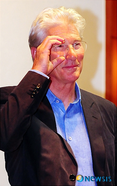 【서울=뉴시스】전신 기자 = 리처드 기어가 22일 오후 서울 서초동 예술의전당 오페라극장 아카데미홀에서 열린 자선 사진전 '순례의 길' 기자간담회를 마친 뒤 포토타임을 갖고 있다.&nbsp; photo1006@newsis.com