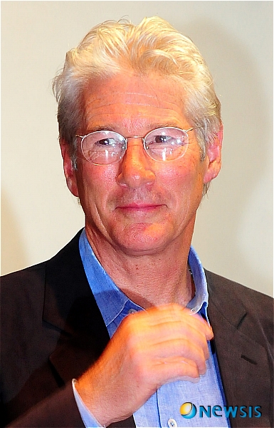 【서울=뉴시스】전신 기자 = 리처드 기어가 22일 오후 서울 서초동 예술의전당 오페라극장 아카데미홀에서 열린 자선 사진전 '순례의 길' 기자간담회를 마친 뒤 포토타임을 갖고 있다.&nbsp; photo1006@newsis.com