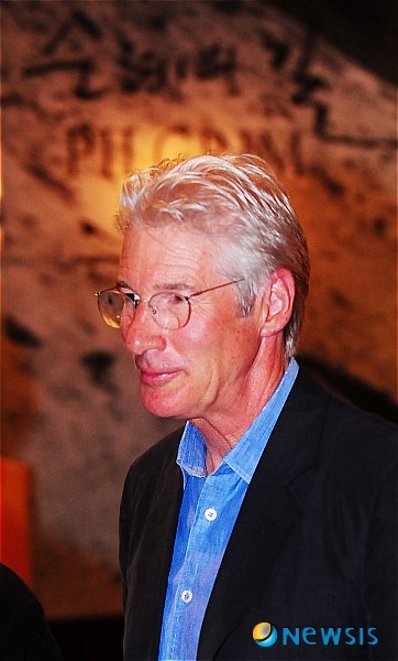 【서울=뉴시스】전신 기자 = 리처드 기어가 22일 오후 서울 서초동 예술의전당 오페라극장 아카데미홀에서 열린 자선 사진전 '순례의 길' 기자간담회를 마친 뒤 자리를 나서고 있다.&nbsp; photo1006@newsis.com