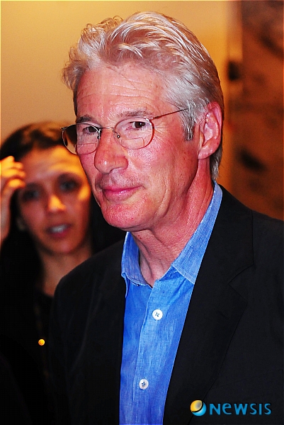 【서울=뉴시스】전신 기자 = 리처드 기어가 22일 오후 서울 서초동 예술의전당 오페라극장 아카데미홀에서 열린 자선 사진전 '순례의 길' 기자간담회를 마친 뒤 자리를 나서고 있다.&nbsp; photo1006@newsis.com 