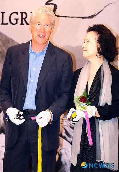 【서울=뉴시스】전신 기자 = 리처드 기어가 22일 오후 서울 서초동 예술의전당 오페라극장 아카데미홀에서 열린 자선 사진전 '순례의 길' 오픈행사에서 테이프 커팅을 하고 있다.&nbsp; photo1006@newsis.com