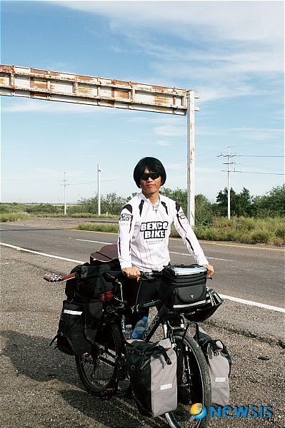 【서울=뉴시스】3360시간의 동안의 멕시코 자전거 여행&nbsp; 근래에 발전을 거듭하며 상황이 많이 나아졌다고는 하지만 아직 멕시코의 도로 여건은 좋은 편이 아니다. 더구나 티후아나와 멕시칼리를 연결하는 유일한 하이웨이인 2번 도로는 왕복 2차로 구간이다. 좁은 도로인 까닭에 트레일러나 버스 등이 겹쳐 지나갈 때마다 1m 안팎의 자리다툼이 치열하다. 