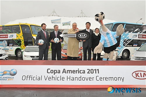 【서울=뉴시스】기아자동차는 24일(현지시간) 남미축구선수권 대회인 '코파 아메리카 2011'이 열리는 아르헨티나 부에노스아이레스 라 플라타 경기장에서 대회 공식차량 전달식을 개최했다. 이날 전달한 차량은 ▲쏘울 ▲포르테 ▲쏘렌토 ▲카니발 ▲모하비 ▲카렌스 등 총 55대다. 이날 행사에 참석한 (왼쪽부터)토마스 갈비스 기아 아르헨티나 대리점 사장, 하비에르 모우리노 부에노스 아이레스 주정부 사무총장, 호세 루이스 메이쓰네르 '코파 아메리카 2011' 대회 조직위원장, 손장원 기아 중남미지역본부장, 김병권 아르헨티나 한국대사, 실바나 곤깔베스 트래픽사 이사.(사진=기아자동차 제공) photo@newsis.com