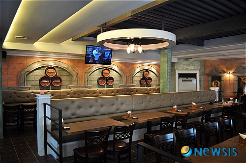 【서울=뉴시스】온라인뉴스팀 = 최근 무더운 여름 날씨가 지속되고 야외활동이 잦아지면서 청량감과 시원함을 주는 맥주를 찾는 사람들이 늘고 있다. <사진=켈러 제공> photo@newsis.com