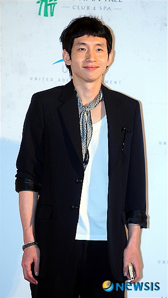 【서울=뉴시스】김인철 기자 = 배우 봉태규가 울 중구 반얀트리클럽&스파에서 열린 'UAM(United Asia Management) 런칭 기자회견'에서 포즈를 취하고 있다.&nbsp; yatoya@newsis.com