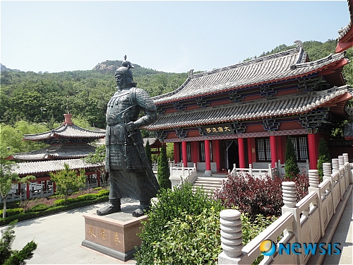 【서울=뉴시스】송윤세 기자 = 산둥반도 적산의 적산법화원에 있는 장보고 동상은 월전 장우성 화백의 '장보고 대사 영정'을 기초로 제작됐다.&nbsp; photo@newsis.com 