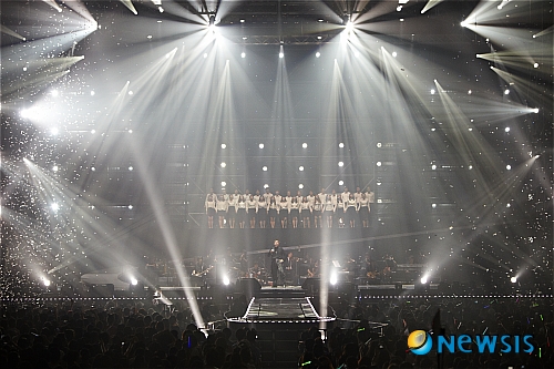 【서울=뉴시스】이재훈의 '문화, 업자와 소비자 사이'&nbsp; "콘서트를 통해 '임재범도 인간이더라'는 것을 느꼈으면 좋겠어요."&nbsp; '한국의 마이클 볼턴'으로 불리며 가공할 가창력을 선보이고 있는 가수 임재범(48)의 새 콘서트의 중심은 노래만이 아니었다.&nbsp; 25일 밤 서울 올림픽공원 체조경기장에서 펼쳐진 '2011 임재범 콘서트-다시 깨어난 거인'은 '가수 임재범'의 진가와 더불어 '인간 임재범'의 진면모도 확인케 했다.&nbsp; 당초 2시간30분 정도 예정된 공연은 3시간 가까이 계속됐다. 임재범이 팬들과 많은 대화를 나누고 호흡하며 콘서트를 진행했기 때문이다.&nbsp;&nbsp; 임재범은 "졸지에 '나는 가수다'에 나간 뒤 많은 사람들이 나를 알게 됐다"며 "미디어의 힘을 알게 됐다"고 운을 뗐다. '야인(野人)'으로 불리며 기인 취급을 받기도 했던 그는 "사고 뭉치였다"고 풍운아처럼 살았던 자신의 과거를 인정했다. "방송 펑크 내는 게 취미였고 사람 팬다는 소문에도 휩싸였다. 패긴 팼는데 나를 팼다. 그리고 자살 시도까지 했었다"며 "이런 큰 영광을 받는 것에 적응이 안 된다"고 털어놓았다.&nbsp;&nbsp; 인기가 많아져 평소 좋아하던 딸 지수(10)와 어린이대공원 가는 게 힘들 정도다. "손에 깁스를 하고 맹장을 수술한 뒤에도 사인을 해달라고 할 정도로 팬들이 늘어났다"며 "환자는 병원으로 보내달라"고 너스레를 떨기도 했다.&nbsp; 지난달 16일 맹장수술을 받은 임재범은 "병원에서 4개월 동안 노래를 하지 말라고 했다"면서도 "콘서트는 이미 팬들과 한 약속이니 사생결단해서라도 노래할 것"이라고 말해 객석의 환호를 샀다. "노래하는 게 업이다. 업장을 지켜나가기 위해 노래하겠다."&nbsp; 각종 종교를 마스터했다고 소문난 임재범은 "10년 전 중이 됐는데 지금은 기독교인이다. 하나님을 섬기는 중"이라며 "너무 종교에 집착하지 않았으면 좋겠다. 비틀스의 노래 '렛 잇 비'의 뜻처럼 그냥 내버려두는, 내려놓음이 필요한 것 같다"고 밝히기도 했다.&nbsp; 생전 처음으로 축가를 부르기도 했다. "한번도 결혼식 축가를 부른 적이 없다"고 밝힌 임재범은 결혼을 앞둔 커플들을 자리에서 일으켜 세워 자신의 2집 수록곡인 '최선의 고백'을 들려주는 로맨틱함도 선사했다.&nbsp; MBC TV '우리들의 일밤-서바이벌 나는 가수다'의 신정수(41) PD, 가수 이정(30) 등 콘서트장을 찾은 친한 이들을 일일이 호명하며 친근감도 표했다.&nbsp; 무엇보다 재치가 넘치는 장난꾸러기 같은 모습이 인상적이었다. 대중 앞에 나서길 꺼리던 잔영은 비치지 않았다. 연신 말장난을 하고 농담을 건네면서 화기애애한 분위기를 이끌었다.&nbsp; 심지어 탤런트 이덕화(59), 개그맨 이주일(1940~2002), 할리우드 스타 로버트 드 니로(68), 영화배우 이대근(69) 흉내를 내며 팬들을 즐겁게 만들었다. 팬들에게 끊임없이 감사하다며 고개를 숙이는 점도 눈길을 끌었다.&nbsp; 이렇게 팬들은 콘서트에서 인간 임재범의 매력을 한껏 느낄 수 있었다. 물론, 특유의 탁하면서도 귀에 훅 감기는 목소리로 부르는 노래들의 잔향도 진했다.&nbsp; 제5호 태풍 '메아리'가 흩뿌린 강렬한 빗줄기도 그의 노래 열기까지 식히지는 못했다. 자신의 상징과 다름 없는 '호랑이' 가운을 입고 등장한 임재범은 맹장수술로 인해 '나는 가수다'에서 하차했음에도 거침이 없었다. 20여명의 세션과 역시 20여명의 합창단이 공연의 규모를 키웠다.&nbsp; '나는 가수다'에서 불렀던 남진(62)의 '빈 잔'으로 포문을 열었다. '나는 가수다'에서 코러스로 활약한 뮤지컬배우 겸 가수 차지연(29)이 이번에도 임재범과 함께 무대에 섰다. 이후 KBS 2TV '추노' OST '낙인', 힙합그룹 '소울 다이브'와 함께 꾸민 '주먹이 운다'를 연달아 들려줬다. 1만1000명의 팬들은 초반부터 환호작약했다. 차지연과 '사랑보다 깊은 상처'를 듀엣으로 노래하고 미국의 컨트리 록밴드 '이글스'의 '데스페라도'를 들려주기도 했다.&nbsp; 임재범과 같은 매니지먼트사인 예당엔터테인먼트 소속 가수 알리(27)가 게스트로 나섰다. 임재범의 '너를 위해'의 후렴을 색다르게 들려준 그녀는 '365일' 등 자신의 히트곡을 선사하며 가창력을 뽐냈다.&nbsp;&nbsp; 임재범과 절친한 인디 록밴드 '디아블로'는 함께 무대에 섰다. '크게 라디오를 켜고' 등을 들려준 이 무대에서 임재범은 예전 활약한 록밴드 '시나위', '아시아나' 시절의 카리스마를 다시 드러냈다. 임재범은 상의까지 탈의, 등에 새긴 날개 모양의 문신을 그대로 드러내며 팬들을 열광케 했다.&nbsp; 마지막으로 2집 타이틀곡 '비상'과 1998년 3집 타이틀곡 '고해', '나는 가수다'에서 불렀던 윤복희(65)의 '여러분', 2000년 4집 타이틀곡 '너를 위해'를 잇따라 들려주며 공연을 마무리했다.&nbsp; 사전에 100만원짜리 암표가 나돈다는 소문에 휩싸였던 이번 공연은 그 기대만큼 뜨거웠다. 콘서트 티켓을 단독 판매한 인터파크의 예매자 정보에 따르면, 30대가 39.7%, 40대가 40.1%였다. 30~40대는 '왕의 귀환'을 TV가 아닌 라이브로 목도할 수 있다는 기쁨에 내내 열광했다. 다만, 공연 타이틀에서 들을 수 있을 것이라 예상했던 4집 수록곡 '거인의 잠'을 부르지 않은 점은 아쉬웠다.&nbsp;&nbsp; 이날 공연의 하이라이트는 '비상'이었다. 돌출된 무대 중앙이 공중에 뜨면서 임재범은 노래의 절정에서 말 그대로 비상했다. "이젠 세상에 나갈 수 있어. 당당히 내 꿈들을 보여줄 거야. 그토록 오랫동안 움츠렸던 날개, 하늘로 더 넓게 펼쳐 보이며 다시 새롭게 시작할거야. 더 이상 아무것도 피하지 않아. 이 세상 견뎌낼 그 힘이 돼줄 거야 힘겨웠던 방황은…." 이 노랫말은 지금의 임재범 그대로였다. '비상'을 부른 뒤 임재범은 뜨거운 눈물을 훔쳐냈다.&nbsp; 한편, 이번 서울 콘서트는 26일 오후 6시 같은 장소에서 한 차례 더 열린다. 이후 광주(7월2일), 청주(7월8일), 대구(7월16일), 수원(7월30일) 등지로 전국투어를 이어간다.&nbsp;&nbsp; 문화부 기자 realpaper7@newsis.com 