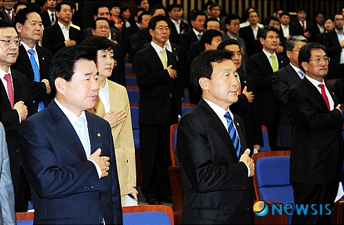 【서울=뉴시스】박주성 기자 = 민주당 손학규 대표와 김진표 원내대표를 비롯한 의원들이 27일 오전 국회에서 열린 의원총회에서 국민의례를 하고 있다. park7691@newsis.com