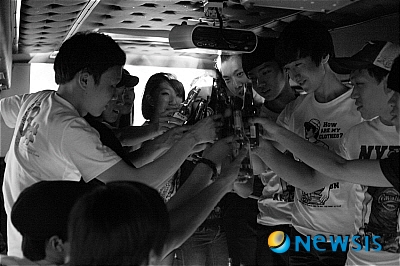 【서울=뉴시스】유희연 기자 = 빈티지브라더스는 매달 생일을 맞이한 회원 1명을 추첨하여 크레이지 버스에서 생일파티를 열어준다.(사진=빈티지브라더스 제공)&nbsp; photo@newsis.com