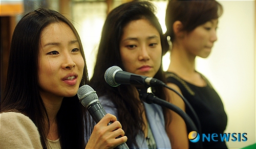 【서울=뉴시스】서재훈 기자 = 27일 오후 서울 중구 필동 한국의 집에서 '한국을 빛내는 해외무용스타 초청공연' 기자회견이 열린 가운데 독일 슈투트가르트 발레단 소속 강효정(왼쪽)이 취재진 질문에 답하고 있다.&nbsp; jhseo@newsis.com