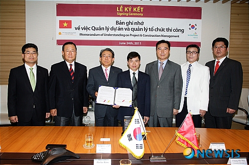 【서울=뉴시스】서상준 기자 = 우림건설(회장 심영섭)은 방한 중인 베트남 ODI사 레꽝빙 회장 일행과 만나 베트남 하노이 소재 홍 하 오피스, 그린시티 프로젝트, 무역 및 도시지구 소셜레지던트의 PCM 용역 양해각서(MOU)를 체결했다고 28일 밝혔다.&nbsp; 김진호 우림건설 총괄사장(좌측 세 번째)와 유철준 사장(좌측 두 번째), 레꽝빙 ODI사 회장(네번째) 등이 양해각서를 체결한 후 기념촬영을 하고 있다. (사진 = 우림건설 제공)&nbsp; photo@newsis.com&nbsp; 