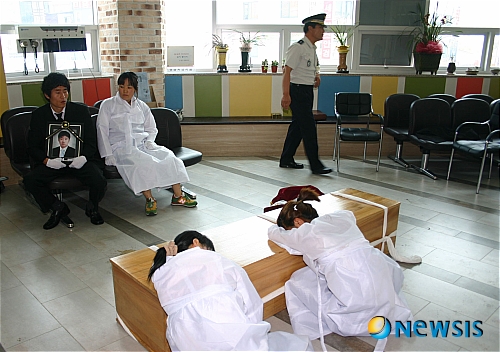 【정읍=뉴시스】신홍관 기자 = 29일 전북 정읍 시기동 모 개인병원에서 의료과실로 인한 사망을 주장하는 유가족들이 관을 놓고 원인규명을 촉구하며 농성을 벌이고 있다.&nbsp;&nbsp; shong@newsis.com