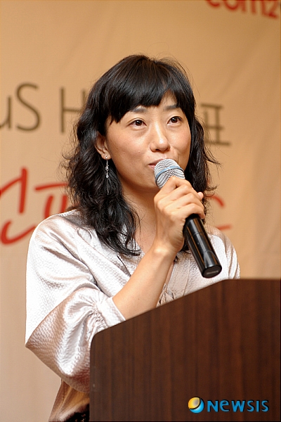 【서울=뉴시스】컴투스는 28일 서울 중구 웨스틴조선호텔에서 기자간담회를 갖고 신작 소셜네트워크게임(SNG) 4개와 모바일 소텰 플랫폼 '컴투스 허브'를 발표했다. 박지영 컴투스 대표는 "모바일 소셜 플랫폼 허브의 출발은 본격적 프리미엄(Freemium·무료) 서비스를 할 준비가 된 것"이라며 "여름께 런칭할 컴투스 허브를 통해 SNG게임이 대거 출시하면서 하반기로 갈수록 무료게임 비중이 크게 올라갈 것"이라고 말했다.(사진=컴투스 제공)&nbsp; photo@newsis.com 