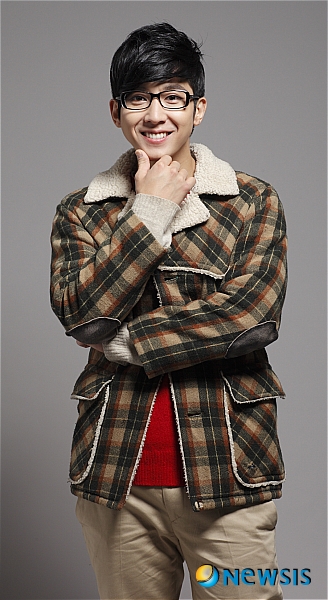 【서울=뉴시스】이재훈 기자 = 가수 브라이언(30)이 음악감독 박칼린(44)이 연출하는 '렌트'로 뮤지컬에 데뷔한다.&nbsp; 28일 공연제작사 신시컴퍼니에 따르면, 브라이언은 8월28일 서울 흥인동 충무아트홀 대극장에서 막을 올리는 '렌트'에서 주인공 '로저'의 룸메이트이자 극중 내레이터인 '마크'를 연기한다.&nbsp; '렌트'는 이탈리아 작곡가 지아코모 푸치니(53)의 오페라 '라보엠'을 뮤지컬로 옮긴 작품이다. 요절한 천재 작곡가 조너선 라슨(1960~1996)의 자전적 뮤지컬이기도 하다.&nbsp; 1996년 브로드웨이에서 초연했다. 당시 에이즈와 동성애, 마약 등 파격적 소재를 다뤄 화제를 모았다. 미국 뉴욕 이스트 빌리지에 모여 사는 가난하지만 젊은 예술가들의 사랑과 우정, 꿈 그리고 열정을 그리며 희망을 이야기한다.&nbsp; 국내에서는 2000년 첫선을 보인 뒤 6차례 공연했다. 그간 남경주, 최정원, 전수경, 황현정, 김선영, 조승우, 쏘냐, 정선아, 김호영, 송용진, 김수용, 최재림 등 뮤지컬스타들이 거쳤다.&nbsp; 이번 시즌에서는 2002년부터 음악감독으로 참여해온 박칼린이 연출가로 변신, 눈길을 끈다.&nbsp; 가난한 데다 약물중독인 주인공 로저 역에는 뮤지컬배우 강태을과 그룹 'OPPA' 출신 뮤지컬배우 런이 더블캐스팅됐다. 마크는 브라이언과 함께 뮤지컬배우 조형균이 연기한다.&nbsp; 에이즈 환자이지만 로저를 만나 사랑에 빠진 뒤 그를 세상 밖으로 끌어내는 강인한 여성 '미미'는 뮤지컬배우 윤공주와 뮤지컬배우 겸 탤런트 김지우가 번갈아 맡는다. 10월9일까지 볼 수 있다. 3만~9만원. 1544–1555&nbsp; realpaper7@newsis.com 