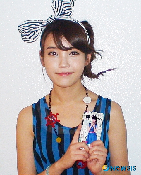 【서울=뉴시스】이재훈 기자 = 가수 아이유(18)가 손 안에 들어왔다.&nbsp; 서울비주얼웍스는 쇼핑몰 아이케이스북(www.icasebook.co.kr)을 통해 아이유의 모습이 담긴 휴대폰 케이스 '비주얼 아트 케이스-IU 시리즈'를 출시했다.&nbsp; 아이폰과 갤럭시용으로 제작된 이 케이스는 아이유의 다양한 포즈를 담은 12종으로 구성됐다.&nbsp; 제작사는 "깜찍한 이미지와 뛰어난 가창력으로 '국민여동생'으로 통하는 아이유의 이미지를 담은 휴대폰 케이스를 원하는 팬들이 많을 것"이라고 기대했다.&nbsp; 한편, 아이유는 2008년 미니앨범 '로스트 & 파운드'로 데뷔했다. 그간 '부(Boo)' '마시멜로우', 그룹 '2AM'의 슬옹(24)과 듀엣으로 부른 '잔소리' 등 히트곡을 냈다. 지난해 12월 발표한 미니앨범 타이틀곡 '좋은날'로 스타덤을 굳혔다. 2월 막을 내린 KBS 2TV '드림하이'로 드라마 데뷔했으며 SBS TV '김연아 키스앤크라이'에 출연 중이다.&nbsp; realpaper7@newsis.com 