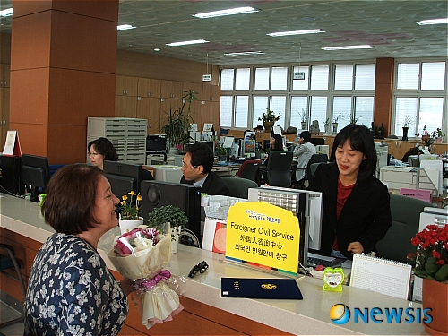 【부산=뉴시스】하경민 기자 = 29일 부산 해운대구청을 찾은 한 외국인이 '외국인 전용민원창구'에서 민원업무를 보고 있다. (사진=해운대구 제공)&nbsp;&nbsp; yulnetphoto@newsis.com