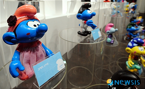 【서울=뉴시스】서재훈 기자 = 29일 오후 서울 인사동 인사아트센터에서 유니세프와 함께 하는 개구쟁이 스머프 탄생 53주년 기념 '스머프 피규어 아트전'이 진행되고 있다. 이번 전시회는 1958년 벨기에 만화가 페요가 처음 등장시킨 이래 국적과 세대를 초월한 인기를 누리고 있는 스머프의 탄생 53주년을 기념해서 기획됐다. 전시는 다음달 4일까지.&nbsp; jhseo@newsis.com