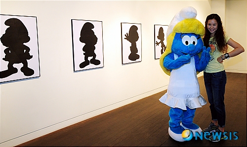 【서울=뉴시스】서재훈 기자 = 29일 오후 서울 인사동 인사아트센터에서 유니세프와 함께 하는 개구쟁이 스머프 탄생 53주년 기념 '스머프 피규어 아트전'이 열린 가운데 방송인 이하늬가 스머페트 캐릭터와 함께 기념촬영을 하고 있다. 이번 전시회는 1958년 벨기에 만화가 페요가 처음 등장시킨 이래 국적과 세대를 초월한 인기를 누리고 있는 스머프의 탄생 53주년을 기념해서 기획됐다.&nbsp; jhseo@newsis.com