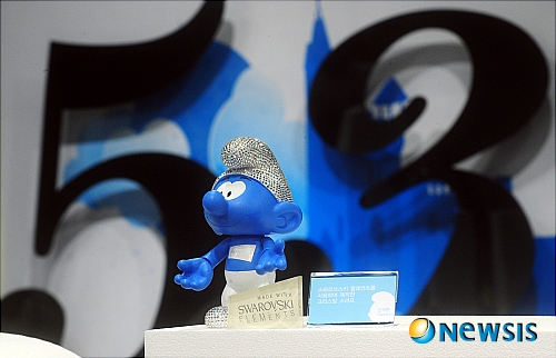 【서울=뉴시스】서재훈 기자 = 29일 오후 서울 인사동 인사아트센터에서 유니세프와 함께 하는 개구쟁이 스머프 탄생 53주년 기념 '스머프 피규어 아트전'이 진행되고 있다. 이번 전시회는 1958년 벨기에 만화가 페요가 처음 등장시킨 이래 국적과 세대를 초월한 인기를 누리고 있는 스머프의 탄생 53주년을 기념해서 기획됐다. 전시는 다음달 4일까지.&nbsp; jhseo@newsis.com