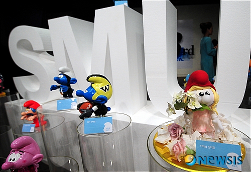 【서울=뉴시스】서재훈 기자 = 29일 오후 서울 인사동 인사아트센터에서 유니세프와 함께 하는 개구쟁이 스머프 탄생 53주년 기념 '스머프 피규어 아트전'이 진행되고 있다. 이번 전시회는 1958년 벨기에 만화가 페요가 처음 등장시킨 이래 국적과 세대를 초월한 인기를 누리고 있는 스머프의 탄생 53주년을 기념해서 기획됐다. 전시는 다음달 4일까지.&nbsp; jhseo@newsis.com