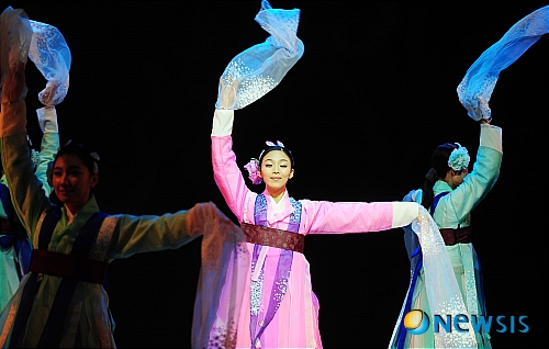【서울=뉴시스】허경 기자 = 30일 오후 서울남산국악당에서 열린 무용극 '미롱' 프레스콜에서 출연배우들이 열연하고 있다. 무용극 미롱은 궁중무용을 연극으로 현대화한 연극을 무용극으로 각색한 작품으로 다음달 1일부터 17일까지 서울남산국악당에서 공연된다.&nbsp; neohk@newsis.com