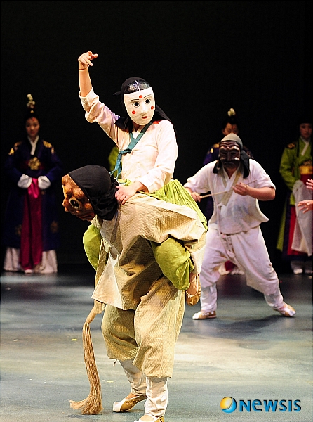【서울=뉴시스】허경 기자 = 30일 오후 서울남산국악당에서 열린 무용극 '미롱' 프레스콜에서 출연배우들이 열연하고 있다. 무용극 미롱은 궁중무용을 연극으로 현대화한 연극을 무용극으로 각색한 작품으로 다음달 1일부터 17일까지 서울남산국악당에서 공연된다.&nbsp; neohk@newsis.com