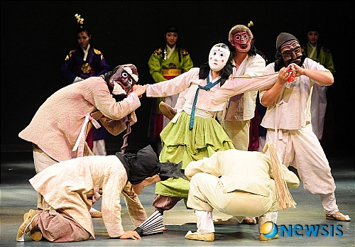 【서울=뉴시스】허경 기자 = 30일 오후 서울남산국악당에서 열린 무용극 '미롱' 프레스콜에서 출연배우들이 열연하고 있다. 무용극 미롱은 궁중무용을 연극으로 현대화한 연극을 무용극으로 각색한 작품으로 다음달 1일부터 17일까지 서울남산국악당에서 공연된다.&nbsp; neohk@newsis.com