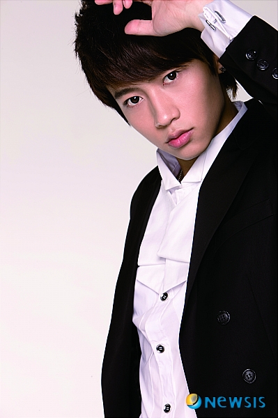 【서울=뉴시스】이재훈 기자 = 중국의 영화배우 겸 가수 웨이천(25·魏晨)이 한국 엔터테인먼트 회사의 도움으로 아시아 공략에 나선다.&nbsp; 1일 CJ E&M 음악공연사업부분(대표 김병석)에 따르면, 웨이천을 매니지먼트하는 중국의 엔터테인먼트사 EE미디어는 CJ E&M와 손잡고 한·중 합작 프로젝트를 진행한다.&nbsp; 웨이천은 2007년 '중국판 슈퍼스타K'로 통하는 오디션 프로그램 '슈퍼 보이'에서 톱3에 들며 스타덤에 올랐다. 지난해 중국판 '꽃보다 남자'인 '일기래간유성우', 영화 '십칠(十七)'등에 출연하며 연기자로서의 입지도 다졌다.&nbsp; 지난해 1집 '천방백계'로 '뮤직 오브 킹 골든 차트 어워즈', '바이두 오락 시상식' 등의 시상식에서 최고 인기상, 최고 음반상 등을 휩쓸었다. 블로그 회원만 약 610만명을 보유하고 있다.&nbsp; 웨이천은 8월 중국에서 발표할 2집을 위해 지난 4월 한국에 입국, 약 2개월 간 보컬·댄스 트레이닝을 거쳤다.&nbsp; EE미디어는 "앨범에 수록되는 모든 곡의 수급과 안무, 스타일링 등 모든 것을 한국 제작기술의 도움을 받았다"며 "이 앨범으로 아시아 시장 진출을 본격화 할 것"이라고 밝혔다.&nbsp; 웨이천의 앨범을 제작한 CJ E&M 음악사업본부 안석준 본부장은 "K팝의 우수성을 인정한 아시아 각국에서 앨범 제작 의뢰가 줄을 잇고 있다"며 "한국형 콘텐츠 기술을 역수출하는 방안으로 K팝의 우수성을 전세계에 알리는 작업을 본격화할 것"이라고 전했다.&nbsp; realpaper7@newsis.com&nbsp; 