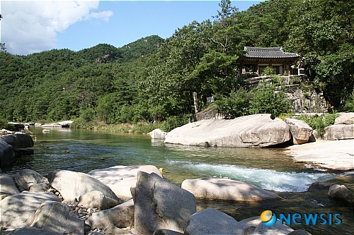 【보은=뉴시스】김기준 기자 = 충북권에 있는 3개 국립공원사무소(월악산, 속리산, 소백산)는 2일 여름방학 때 가족들이 함께 즐길 만한 관내 여름 휴양지를 추천했다. 사진은 지난 달 속리산 화양동계곡 암서재의 모습이다.(사진=속리산국립공원사무소 제공) photo@newsis.com