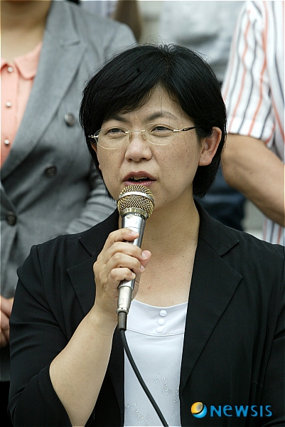 【제주=뉴시스】강재남 기자 = 2일 오후 제주시 벤처마루 앞에서 이정희 민주노동당 대표를 비롯해 민노당 최고위원들이 제주해군기지와 관련해 기자회견을 연 가운데 이정희 대표가 제주해군기지 건설 반대를 천명하고 있다.&nbsp; hynikos@newsis.com