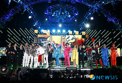 【서울=뉴시스】김지은 기자 = MBC TV '무한도전'의 '서해안 고속도로 가요제'가 참가자들에게 공동대상을 시상하며 4주간의 가요제 특집을 마무리했다.