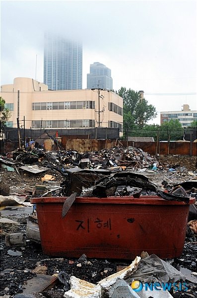 【서울=뉴시스】조종원 기자 = 3일 오후 서울 강남구 개포동 재개발지역에서 지난 12일 발생한 화재로 물건들이 불에 탄 채 방치 되어 있다.&nbsp;&nbsp; choswat@newsis.com 