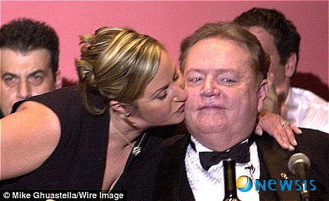 【서울=뉴시스】미국의 도색잡지 '허슬러' 발행인인 래리 플린트의 딸 테레사 플린트가 지난 1일 부하직원에 대한 성희롱 혐의로 로스앤젤레스 법원에 피소됐다. 사진은 테레사 플린트가 아버지 래리 플린트에게 키스하는 모습. (사진 출처 : 英 데일리 메일 웹사이트)