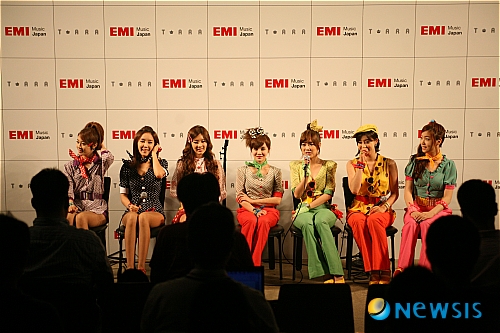 【도쿄=뉴시스】이재훈 기자 = "사실 1970~80년대 문화는 우리가 잘 모르잖아요. 부모님과 사장님에게 열심히 배워가며 앨범을 준비했어요. 까르르르."&nbsp; 그룹 '티아라'가 일본 진출 발표와 동시에 신곡 '롤리-폴리(Roly-Poly)'를 내놓았다. 신사동호랭이와 최규성이 함께 작사·작곡한 '롤리폴리'는 80년대에 유행한 디스코에 현대 음악적인 요소를 입힌 복고풍 노래다.&nbsp; 소연(24)은 5일 일본 데뷔 쇼케이스가 열린 도쿄 시부야 AX홀에서 "10대 위주로 좋아해주던 예전 곡들과 달리 어른들이 너무 좋아해주셔서 참 기쁘다"며 웃었다.&nbsp; 1970~80년대를 풍미한 하이틴 스타 전영록(57)과 임예진(51)이 출연한 뮤직비디오도 복고풍으로 꾸몄다. 일곱 멤버들은 이 뮤직비디오에서 역시 복고풍 연기을 선보였다. "기본 틀만 짜 놓고 대사는 100% 애드리브였다"며 "평소 성격이 그대로 묻어나 참 재미있었다"고 즐거워했다.&nbsp; 1993년생인 지연은 1970~80년대 패션과 노래, 춤에 대해 잘 모른다. 하지만 "부모님과 노래·춤 선생님께 열심히 배워가며 조금씩 알아가는 중"이라고 머리를 긁적였다. 소연은 "KBS 짝궁 2기 출신인 김광수 사장님이 몸소 춤을 가르쳐주기도 했다"고 귀띔했다.&nbsp; 새 앨범의 복고 콘셉트가 600만 관객을 돌파하 영화 '써니'의 분위기와 비슷하다. 소연은 "오래 전부터 회의를 거쳐 정한 콘셉트"라면서도 "영화가 대박이 나 복고 열풍이 분 것에 대해서는 감사하게 생각한다"는 마음이다.&nbsp; '롤리폴리' 음원 공개 하루를 앞둔 지난달 28일 음원 유출 사고를 겪기도 했다. "팬들이 우리 노래를 너무 듣고 싶어 벌어진 일이라 생각한다"며 "대박의 조짐이었다고 좋게 생각하고 있다"고 수용했다.&nbsp;&nbsp; 티아라 멤버들은 음반 활동 외에 연기도 하고 있다. 지연(18)과 은정(23)이 대표적이며 8월 영화 '기생령'을 앞두고 있는 효민(22)이 다음 타자로 나선다. 다른 멤버들도 연기 순서를 기다리고 있다.&nbsp; 소연은 "멤버 모두 연기에 대한 꿈을 꾸고 있는 것이 사실"이라면서도 "우리를 처음 알린 것이 음악이기 때문에 멤버들끼리 항상 '티아라'라는 이름을 놓지 말자고 약속했다"고 귀띔했다.&nbsp; 효민은 지연과 은정이 연기에 대한 좋은 평가를 받은 것이 티아라 다른 멤버들에게도 결국 득이 된다는 판단이다. "시행착오를 겪지 않을 수 있기 때문"이다. "다른 멤버들도 연기할 기회를 기다리고 있다. 좀 더 늦어지더라도 불만을 갖지 않고 다른 멤버들을 응원한다."&nbsp; 효민은 일본 진출을 앞두고 은정에게서 리더 자리를 물려 받았다. "일본 진출과 동시에 리더를 맡아 압박이 된다"면서도 "앞서 리더를 맡은 보람 언니와 은정 언니가 리더하는 모습을 봤기 때문에 더 열심히 잘할 수 있다"는 생각이다.&nbsp; 돌아가면서 리더를 맡는 시스템은 "각자 책임감을 갖고 미리미리 준비할 수 있기 때문에 참 좋다"고 받아들였다.&nbsp; 티아라 멤버 7명은 모두 노래와 춤, 연기의 달인이 되고 싶어 한다. 은정은 "우리 모두 만능 엔터테이너가 되기를 원한다"고 눈을 반짝였다.&nbsp; 한편, 이날 티아라는 국내외 100여개 미디어가 참여한 쇼케이스, 7만명의 신청자 중 추첨으로 팬 1500명을 초대한 쇼케이스 등 2차례에 걸쳐 쇼케이스를 펼쳤다.&nbsp; 앞서 티아라는 일본의 J록과 3억5000만엔(약 40억원)을 받고 계약했다. 도시바EMI을 통해 음반을 유통한다. 9월 중 '보핍보핍'을 발표하고 정식 데뷔할 예정이다.&nbsp; realpaper7@newsis.com 