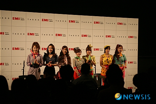 【도쿄=뉴시스】이재훈 기자 = "티아라는 노래와 춤뿐만 아니라 연기와 예능도 할 수 있는 팀이기 때문에 일본에서 사랑받을 수 있을 것이라 믿어요. 호호호."&nbsp; 2009년 11월 국내에서 발매한 싱글 '보핍보핍(BoPeep BoPeep)'으로 일본에서 데뷔하는 그룹 '티아라'의 일곱 멤버는 5일 "일본에서 활동이 기대된다"고 입을 모았다.&nbsp; 앞서 일본에 진출한 그룹 '소녀시대'와 '카라'가 일본에서 큰 인기를 얻고 있다. 소연(24)은 두 그룹을 보고 "많이 배웠다"는 자세다. "두 그룹과 평소 가깝게 지내는 사이라 도움을 많이 받았다"는 것이다.&nbsp; 일본에서 활동한다고 한국에서의 활동 모습을 버리지는 않는다. "소녀시대와 카라가 한국 모습 그대로 일본에서 성공했듯 우리도 그렇게 하겠다"는 계획이다. 소녀시대, 카라와의 차별점에 대해 "우리는 콘셉트가 강하고 더 대중적인 것 같다"며 "일본에서도 그런 모습을 선보일 것"이라고 밝혔다.&nbsp; 은정(23)은 "한국 걸그룹과 일본 걸그룹이 드라마와 예능 등에 얼굴을 내비친다는 점에서 비슷하다"면서도 "한국 그룹은 노래와 춤이 우선되는 것 같다"고 여겼다. 그러면서 "티아라는 그 두 가지를 동시에 할 수 있는 팀이라는 것이 장점"이라고 자랑했다.&nbsp; 티아라는 이날 도쿄 시부야 AX홀에서 현지 데뷔 쇼케이스를 열었다. 국내외 100여개가 넘는 미디어 참여한 쇼케이스와 10만명의 신청자 중 추첨으로 팬 1500명을 초대한 쇼케이스 등 2번의 쇼케이스를 펼쳤다.&nbsp; 은정은 "무려 10만명이 신청을 했다는 것 자체만으로 놀라웠다"며 "일본 팬들 앞에서 공연할 생각을 하니 신기했는데 공연장에 들어선 지금에야 실감이 난다"고 머리를 긁적였다.&nbsp; 효민(22)은 티아라가 일본에서 성공할 수 있다고 확신한다. "티아라는 멤버들의 다양한 표정과 함께 한국적인 멜로디의 노래를 부르는 것이 장점"이라며 "일본 팬들이 한국 가요를 좋아하는 만큼 우리 노래도 사랑해줄 것이라 생각한다"는 믿음이다.&nbsp; 데뷔 20년째를 맞이한 일본그룹 '스마프'를 동경한다. 소연은 "스마프 멤버들은 드라마나 예능 등 다른 분야 활동을 하면서도 음악을 놓지 않고 있다"며 "스마프를 닮아 가기 위해 노력할 것"이라고 눈을 빛냈다. "우선 데뷔 싱글인 '보핍보핍'으로 오리콘 1위를 하는 것이 목표"라고 웃었다.&nbsp;&nbsp; 은정은 "오리콘 상위권 차트에 진입하는 등 일본에서 성공하기 위해서는 우선 일본어를 열심히 공부할 것"이라며 주먹을 불끈 쥐었다. 효민은 "도쿄돔에서 꼭 공연해보고 싶다"고 눈을 빛냈다. 보람(25)은 "이번 활동을 통해 일본뿐만 아니라 한국에서도 팬들이 많아졌으면 좋겠다"는 바람이다.&nbsp; 앞서 티아라는 일본의 J록과 3억5000만엔(약 40억원)을 받고 계약했다. 도시바EMI을 통해 음반을 유통한다. 9월 중 '보핍보핍'을 발표하고 정식 데뷔할 예정이다.&nbsp; realpaper7@newsis.com&nbsp; 