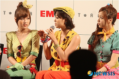 【도쿄=뉴시스】이재훈 기자 = "티아라는 노래와 춤뿐만 아니라 연기와 예능도 할 수 있는 팀이기 때문에 일본에서 사랑받을 수 있을 것이라 믿어요. 호호호."&nbsp; 2009년 11월 국내에서 발매한 싱글 '보핍보핍(BoPeep BoPeep)'으로 일본에서 데뷔하는 그룹 '티아라'의 일곱 멤버는 5일 "일본에서 활동이 기대된다"고 입을 모았다.&nbsp; 앞서 일본에 진출한 그룹 '소녀시대'와 '카라'가 일본에서 큰 인기를 얻고 있다. 소연(24)은 두 그룹을 보고 "많이 배웠다"는 자세다. "두 그룹과 평소 가깝게 지내는 사이라 도움을 많이 받았다"는 것이다.&nbsp; 일본에서 활동한다고 한국에서의 활동 모습을 버리지는 않는다. "소녀시대와 카라가 한국 모습 그대로 일본에서 성공했듯 우리도 그렇게 하겠다"는 계획이다. 소녀시대, 카라와의 차별점에 대해 "우리는 콘셉트가 강하고 더 대중적인 것 같다"며 "일본에서도 그런 모습을 선보일 것"이라고 밝혔다.&nbsp; 은정(23)은 "한국 걸그룹과 일본 걸그룹이 드라마와 예능 등에 얼굴을 내비친다는 점에서 비슷하다"면서도 "한국 그룹은 노래와 춤이 우선되는 것 같다"고 여겼다. 그러면서 "티아라는 그 두 가지를 동시에 할 수 있는 팀이라는 것이 장점"이라고 자랑했다.&nbsp; 티아라는 이날 도쿄 시부야 AX홀에서 현지 데뷔 쇼케이스를 열었다. 국내외 100여개가 넘는 미디어 참여한 쇼케이스와 10만명의 신청자 중 추첨으로 팬 1500명을 초대한 쇼케이스 등 2번의 쇼케이스를 펼쳤다.&nbsp; 은정은 "무려 10만명이 신청을 했다는 것 자체만으로 놀라웠다"며 "일본 팬들 앞에서 공연할 생각을 하니 신기했는데 공연장에 들어선 지금에야 실감이 난다"고 머리를 긁적였다.&nbsp; 효민(22)은 티아라가 일본에서 성공할 수 있다고 확신한다. "티아라는 멤버들의 다양한 표정과 함께 한국적인 멜로디의 노래를 부르는 것이 장점"이라며 "일본 팬들이 한국 가요를 좋아하는 만큼 우리 노래도 사랑해줄 것이라 생각한다"는 믿음이다.&nbsp; 데뷔 20년째를 맞이한 일본그룹 '스마프'를 동경한다. 소연은 "스마프 멤버들은 드라마나 예능 등 다른 분야 활동을 하면서도 음악을 놓지 않고 있다"며 "스마프를 닮아 가기 위해 노력할 것"이라고 눈을 빛냈다. "우선 데뷔 싱글인 '보핍보핍'으로 오리콘 1위를 하는 것이 목표"라고 웃었다.&nbsp;&nbsp; 은정은 "오리콘 상위권 차트에 진입하는 등 일본에서 성공하기 위해서는 우선 일본어를 열심히 공부할 것"이라며 주먹을 불끈 쥐었다. 효민은 "도쿄돔에서 꼭 공연해보고 싶다"고 눈을 빛냈다. 보람(25)은 "이번 활동을 통해 일본뿐만 아니라 한국에서도 팬들이 많아졌으면 좋겠다"는 바람이다.&nbsp; 앞서 티아라는 일본의 J록과 3억5000만엔(약 40억원)을 받고 계약했다. 도시바EMI을 통해 음반을 유통한다. 9월 중 '보핍보핍'을 발표하고 정식 데뷔할 예정이다.&nbsp; realpaper7@newsis.com&nbsp; 