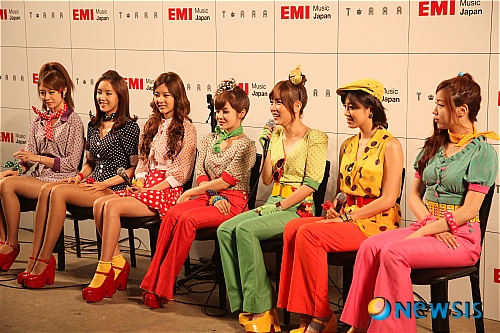 【도쿄=뉴시스】이재훈 기자 = "사실 1970~80년대 문화는 우리가 잘 모르잖아요. 부모님과 사장님에게 열심히 배워가며 앨범을 준비했어요. 까르르르."&nbsp; 그룹 '티아라'가 일본 진출 발표와 동시에 신곡 '롤리-폴리(Roly-Poly)'를 내놓았다. 신사동호랭이와 최규성이 함께 작사·작곡한 '롤리폴리'는 80년대에 유행한 디스코에 현대 음악적인 요소를 입힌 복고풍 노래다.&nbsp; 소연(24)은 5일 일본 데뷔 쇼케이스가 열린 도쿄 시부야 AX홀에서 "10대 위주로 좋아해주던 예전 곡들과 달리 어른들이 너무 좋아해주셔서 참 기쁘다"며 웃었다.&nbsp; 1970~80년대를 풍미한 하이틴 스타 전영록(57)과 임예진(51)이 출연한 뮤직비디오도 복고풍으로 꾸몄다. 일곱 멤버들은 이 뮤직비디오에서 역시 복고풍 연기을 선보였다. "기본 틀만 짜 놓고 대사는 100% 애드리브였다"며 "평소 성격이 그대로 묻어나 참 재미있었다"고 즐거워했다.&nbsp; 1993년생인 지연은 1970~80년대 패션과 노래, 춤에 대해 잘 모른다. 하지만 "부모님과 노래·춤 선생님께 열심히 배워가며 조금씩 알아가는 중"이라고 머리를 긁적였다. 소연은 "KBS 짝궁 2기 출신인 김광수 사장님이 몸소 춤을 가르쳐주기도 했다"고 귀띔했다.&nbsp; 새 앨범의 복고 콘셉트가 600만 관객을 돌파하 영화 '써니'의 분위기와 비슷하다. 소연은 "오래 전부터 회의를 거쳐 정한 콘셉트"라면서도 "영화가 대박이 나 복고 열풍이 분 것에 대해서는 감사하게 생각한다"는 마음이다.&nbsp; '롤리폴리' 음원 공개 하루를 앞둔 지난달 28일 음원 유출 사고를 겪기도 했다. "팬들이 우리 노래를 너무 듣고 싶어 벌어진 일이라 생각한다"며 "대박의 조짐이었다고 좋게 생각하고 있다"고 수용했다.&nbsp;&nbsp; 티아라 멤버들은 음반 활동 외에 연기도 하고 있다. 지연(18)과 은정(23)이 대표적이며 8월 영화 '기생령'을 앞두고 있는 효민(22)이 다음 타자로 나선다. 다른 멤버들도 연기 순서를 기다리고 있다.&nbsp; 소연은 "멤버 모두 연기에 대한 꿈을 꾸고 있는 것이 사실"이라면서도 "우리를 처음 알린 것이 음악이기 때문에 멤버들끼리 항상 '티아라'라는 이름을 놓지 말자고 약속했다"고 귀띔했다.&nbsp; 효민은 지연과 은정이 연기에 대한 좋은 평가를 받은 것이 티아라 다른 멤버들에게도 결국 득이 된다는 판단이다. "시행착오를 겪지 않을 수 있기 때문"이다. "다른 멤버들도 연기할 기회를 기다리고 있다. 좀 더 늦어지더라도 불만을 갖지 않고 다른 멤버들을 응원한다."&nbsp; 효민은 일본 진출을 앞두고 은정에게서 리더 자리를 물려 받았다. "일본 진출과 동시에 리더를 맡아 압박이 된다"면서도 "앞서 리더를 맡은 보람 언니와 은정 언니가 리더하는 모습을 봤기 때문에 더 열심히 잘할 수 있다"는 생각이다.&nbsp; 돌아가면서 리더를 맡는 시스템은 "각자 책임감을 갖고 미리미리 준비할 수 있기 때문에 참 좋다"고 받아들였다.&nbsp; 티아라 멤버 7명은 모두 노래와 춤, 연기의 달인이 되고 싶어 한다. 은정은 "우리 모두 만능 엔터테이너가 되기를 원한다"고 눈을 반짝였다.&nbsp; 한편, 이날 티아라는 국내외 100여개 미디어가 참여한 쇼케이스, 7만명의 신청자 중 추첨으로 팬 1500명을 초대한 쇼케이스 등 2차례에 걸쳐 쇼케이스를 펼쳤다.&nbsp; 앞서 티아라는 일본의 J록과 3억5000만엔(약 40억원)을 받고 계약했다. 도시바EMI을 통해 음반을 유통한다. 9월 중 '보핍보핍'을 발표하고 정식 데뷔할 예정이다.&nbsp; realpaper7@newsis.com 