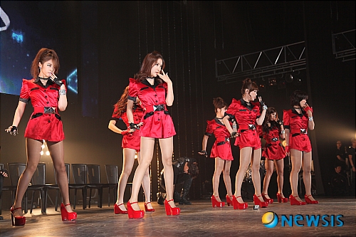 【도쿄=뉴시스】이재훈 기자 = 일본이 그룹 '티아라'의 현지 성공 가능성을 높게 점쳤다. 특히, 이미 일본에서 이미 입지를 공고히 한 그룹 '소녀시대', '카라'와 다른 점에 주목하고 있다.&nbsp; 도쿄스포츠의 야마시타 야스유키(32) 기자는 5일 "일본 아이돌과 전혀 다르다"며 "섹시하고 멋있다"고 평했다. 이미 티아라의 존재를 알고 있었다는 그는 "소녀시대는 멋있고 카라는 귀엽다면, 티아라는 양팀의 장점을 모두 합쳐놓은 것 같다"고 봤다. "티아라는 분명 일본에서 성공할 것"이라고 기대했다.&nbsp; 월간 '사케쇼보'의 오노 마모르(36) 기자도 역시 긍정적이었다. "한국 내에서는 10대팬 위주이지만 일본에서는 아이돌 그룹에 대한 팬수요층이 넓기 때문에 티아라의 인기도 그 만큼 더 많아질 것"이라고 짚었다. "한국에서는 30~40대가 아이돌을 보고 열광하는 것이 이상하지만 일본에서는 전혀 그렇지 않다"며 웃었다.&nbsp; 티아라는 소녀시대, 카라와 대 일본 접근방식이 달랐다는 설명이다. "티아라가 일본에 데뷔하기 전 멤버 은정이 출연한 드라마 '드림하이'가 먼저 방송됐다"며 "일본 대중은 은정이 배우인줄 알았는데 노래까지 한다는 것을 뒤늦게 알았다"는 것이다. "그 만큼 티아라 멤버들이 재주가 많다는 것을 느낄 것이고 따라서 티아라의 호감도 상승할 것"이라고 내다봤다.&nbsp; 티아라에 이어 '시크릿' '애프터스쿨' '레인보우' '투애니원(2NE1)' 등 한국 걸그룹들의 일본행이 이어질 예정이다.&nbsp; 한국 걸그룹에 대해 일본 반응이 호의적인 이유로 마모르 기자는 "받아들이기 쉽고 따라하고픈 마음이 들게 만들기 때문"이라고 분석했다. "지금까지 따라하고픈 마음이 드는 일본 내 걸그룹은 거의 없었다"며 "카라 같은 경우는 유치원생들까지 따라할 정도다. 그것이 K팝 걸그룹의 장점"이라고 구분했다.&nbsp; 가나가와현에서 어머니와 함께 티아라의 쇼케이스를 보러 온 여중생 무라아미 미에(16)는 "티아라는 섹시하면서도 따라하고 싶게 만드는, 일종의 동경의 대상이 돼 좋다"고 말했다. "티아라가 소녀시대에 비해 아직 완성도는 떨어지지만 나와 함께 성장해나갈 수 있을 것 같은 동질감이 느껴진다"는 것이다.&nbsp;&nbsp; 일본의 여중생이나 여고생이 한국 걸그룹을 좋아하는 이유로는 "일본 걸그룹은 완성도가 많이 떨어지는데 한국 아이돌은 그런 느낌이 없어 여학생들이 좋아하는 것 같다"고 짐작했다.&nbsp; 티아라와 3억5000만엔(한화 약 40억원)에 계약한 일본 매니지먼트사 J-록(ROCK)의 다카히로 고쿠로(42) 사장은 "티아라는 일본 내에서 200% 성공할 것"이라고 자신했다. "그 가능성을 믿고 지난 2월 티아라를 처음 안 뒤 한달 만에 바로 계약할 마음을 굳혔다"고 전했다.&nbsp; 이유는 "일본 내 아이돌 걸그룹은 대부분 귀여운 이미지인데 티아라는 섹시하고 멋스럽기 때문"이다. 특히 "무대 위에서 노래를 부르고 춤을 추는 모습은 다가가기 힘든 이미지인데 막상 인터뷰나 실생활에서는 귀엽고 털털한 면이 많아 그런 부분이 사랑스럽다"고 평했다. "티아라 멤버들이 노래와 춤 외에 재주가 많은 만큼 현지 드라마와 예능 프로그램에도 출연할 것"이라고 알렸다.&nbsp; 한편, 티아라는 5일 도쿄 시부야 AX홀에서 현지 데뷔 쇼케이스를 펼쳤다. 지난 1일 한국에서 발표한 신곡 '롤리-폴리(Roly-Poly)' 외에 히트곡 '왜 이러니', '너 때문에 미쳐', '야야야' 등을 들려주며 주목 받았다.&nbsp; 추첨으로 팬 1500명을 초대한 이번 쇼케이스에는 10만1186명이 응모, 참가 경쟁률 67대 1을 기록했다. NHK, 후지 테레비전, 니혼 테레비, 아사히 신문, 요미우리 신문, 도쿄스포츠 신문 등 약 100개 미디어에서 300여명이 참여했다.&nbsp; 티아라는 한국에서 히트한 '보핍보핍(BoPeep BoPeep)'을 일본어로 번안, 9월 중 현지 데뷔 싱글로 발표할 예정이다.&nbsp; realpaper7@newsis.com 