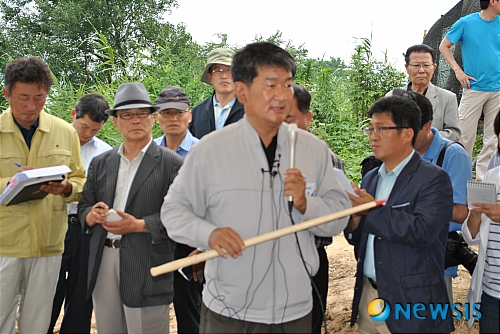 【구미=뉴시스】박홍식 기자 = 한국수자원공사 구미관리권 박병돈 단장은 6일 경북 구미시 공단동 송수관 누수현장에서 단수관련 기자브리핑을 통해 "이번 단수 사태는 세굴로 인한 관로좌중 현상 때문"이라고 밝혔다.&nbsp; phs6431@newsis.com 