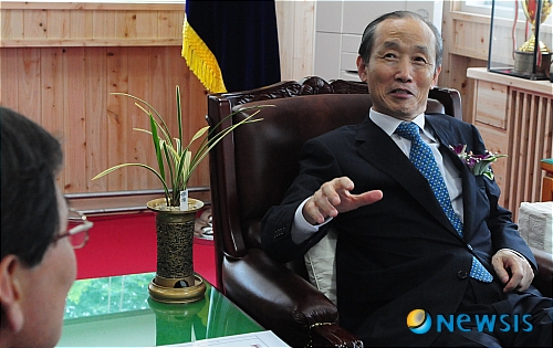 【전주=뉴시스】유진휘 기자 = 이용훈 대법원장(오른쪽)이 6일 오후 전북 전주지방법원을 방문한 가운데 고영한 지법원장 등 판사들과 환담을 나누고 있다.&nbsp; yjh@newsis.com