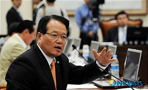 【서울=뉴시스】권주훈 기자 = 7일 오전 국회 국방위원회 회의실에서 강화도 해병대 총기 난사 사고와 관련해 긴급히 열린 위원회에서 정의화 국회부의장이 질의를 하고 있다. joo2821@newsis.com