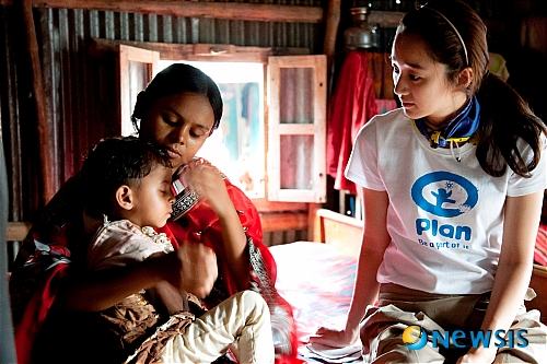 【서울=뉴시스】백영미 기자 = 영화배우 수애(31)가 아시아 최빈국인 방글라데시의 여자어린이들에게 희망을 선사했다. 수애는 지난달 26일부터 7월1일까지 국제아동구호단체인 플랜코리아(www.plankorea.or.kr)와 함께 방글라데시를 방문했다. 방글라데시는 여성차별이 심하고 18세 이전에 결혼하는 조혼비율이 아시아에서 가장 높은 나라다. 수애는 첫 해외 봉사에서 성폭력과 조혼, 아동노동 등 인권유린을 당하고 있는 여아들을 만나 위로하고 여성차별 인식을 개선하는 캠페인도 벌였다. 강제 결혼 위기에 놓인 주무르(14), 가족의 강요로 열두살에 결혼해 네살된 아이를 키우고 있는 주나기(17)를 만났다. 여아들이 강제 조혼을 피하기 위해 거리에서 꽃을 팔며 밝게 웃는 모습을 가장 마음 아파했다. 어느 소녀가 수년간 꽃을 팔아 모은 돈으로 마련한 반지를 선물받고 눈물을 터뜨리기도 했다. 지역 주민들과 청소년들이 만든 '조혼 없는 마을 만들기 모임'에 참석해 조혼 피해사례를 들었다. 한국에서 준비해간 위생용품, 손세정제 등을 나눠주기도 했다. 출생등록이 돼있지 않은 마을의 어린이들을 찾아다니며 출생신고를 돕는 캠페인에도 참여했다. 수애는 "가족의 사랑을 받으며 자랄 나이의 수많은 여자아이들이 길거리에 버려져 힘겨운 삶을 살아가고 있다는 사실이 충격적이었다"며 "혼자 힘으로 그들의 삶을 변화시키기는 힘들겠지만 많은 사람들이 고통 받고 있는 아이들을 돕는 계기가 됐으면 좋겠다"고 바랐다. MBC TV '시사매거진 2580'(10일 밤 11시)과 '자원봉사 희망 프로젝트-나누면 행복'(13일 0시35분)이 방송할 예정이다. positive100@newsis.com