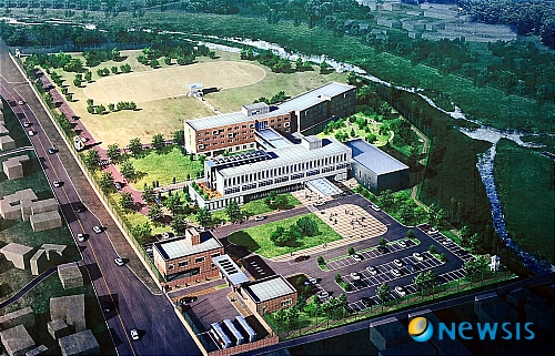 【화천=뉴시스】김인철 기자 = 7일 오전 강원 화천 간동면에서 열린 '북한이탈주민 초기교육 시설 제2하나원 착공식'이 열린 가운데 제2하나원 조감도가 공개되고 있다. 내년 말 완공 예정인 제2하나원은 500명 수용규모로 총 6개 건물로 구성되며, 북한 이탈주민 입국 증가 추세에 따라 필요할 경우 증축할 계획이다. yatoya@newsis.com