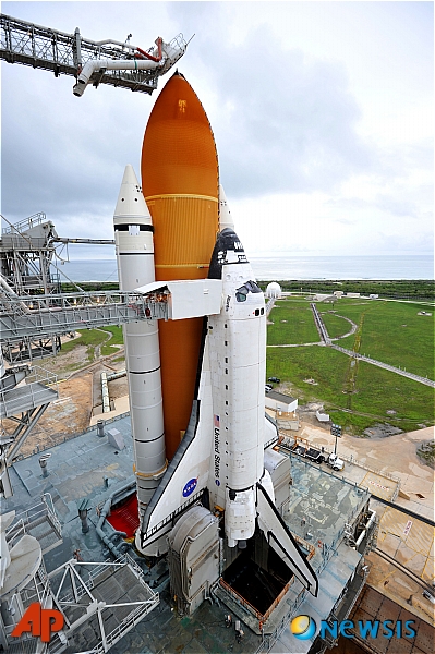 【케이프 커내버럴=AP/뉴시스】미국의 우주왕복선 프로그램의 마지막 비행을 장식하게 될 아틀란티스호가 7일(현지시간) 플로리다주(州) 케이프 커내버럴 케네디 우주센터에서 8일 발사를 기다리고 있다.