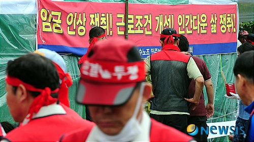 【인천=뉴시스】서재훈 기자 = 인천버스업체 삼화고속이 '임금인상 쟁취, 근로조건 개선, 인간다운 삶 쟁취'를 요구하며 무기한 전면파업에 돌입한 8일 오전 인천시 남구 관교동 인천종합터미널 앞에서 노조원들이 약식 집회를 진행하고 있다. 이날 열린 파업으로 인천과 서울을 오가는 광역버스 21개 노선 239대의 운행이 중단됐으며 이 사실을 모른채 인천에서 서울로 출근하는 대부분의 시민들은 버스 승강장에 나왔다가 큰 혼란을 겪었다.&nbsp; jhseo@newsis.com