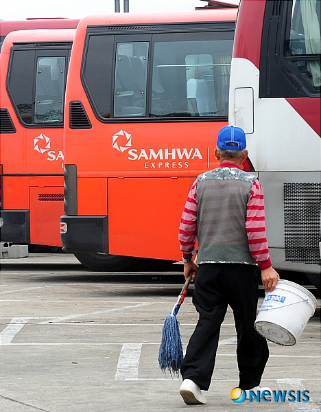 【인천=뉴시스】서재훈 기자 = 인천버스업체 삼화고속이 '임금인상 쟁취, 근로조건 개선, 인간다운 삶 쟁취'를 요구하며 무기한 전면파업에 돌입한 8일 오전 인천시 남구 관교동 인천종합터미널 주차장에 운행을 멈춘 삼화고속 차량들이 줄지어 주차돼 있다. 이날 열린 파업으로 인천과 서울을 오가는 광역버스 21개 노선 239대의 운행이 중단됐으며 이 사실을 모른채 인천에서 서울로 출근하는 대부분의 시민들은 버스 승강장에 나왔다가 큰 혼란을 겪었다.&nbsp; jhseo@newsis.com