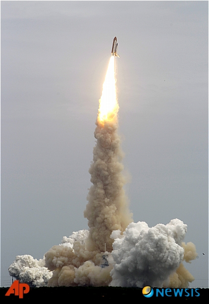 【케이프커내버럴=AP/뉴시스】미 우주왕복선 애틀란티스호가 8일 케이프커내버럴 케네디우주센터에서 발사됐다. 30년 동안 이어진 미 항공우주국(NASA)의 우주왕복선 프로그램은 이날 애틀란티스호 발사를 끝으로 마치게 됐다.